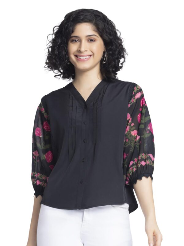 SHAYE Trending V-Neck Black Floral Print Three-Quarter Sleeves Casual Tops for Women